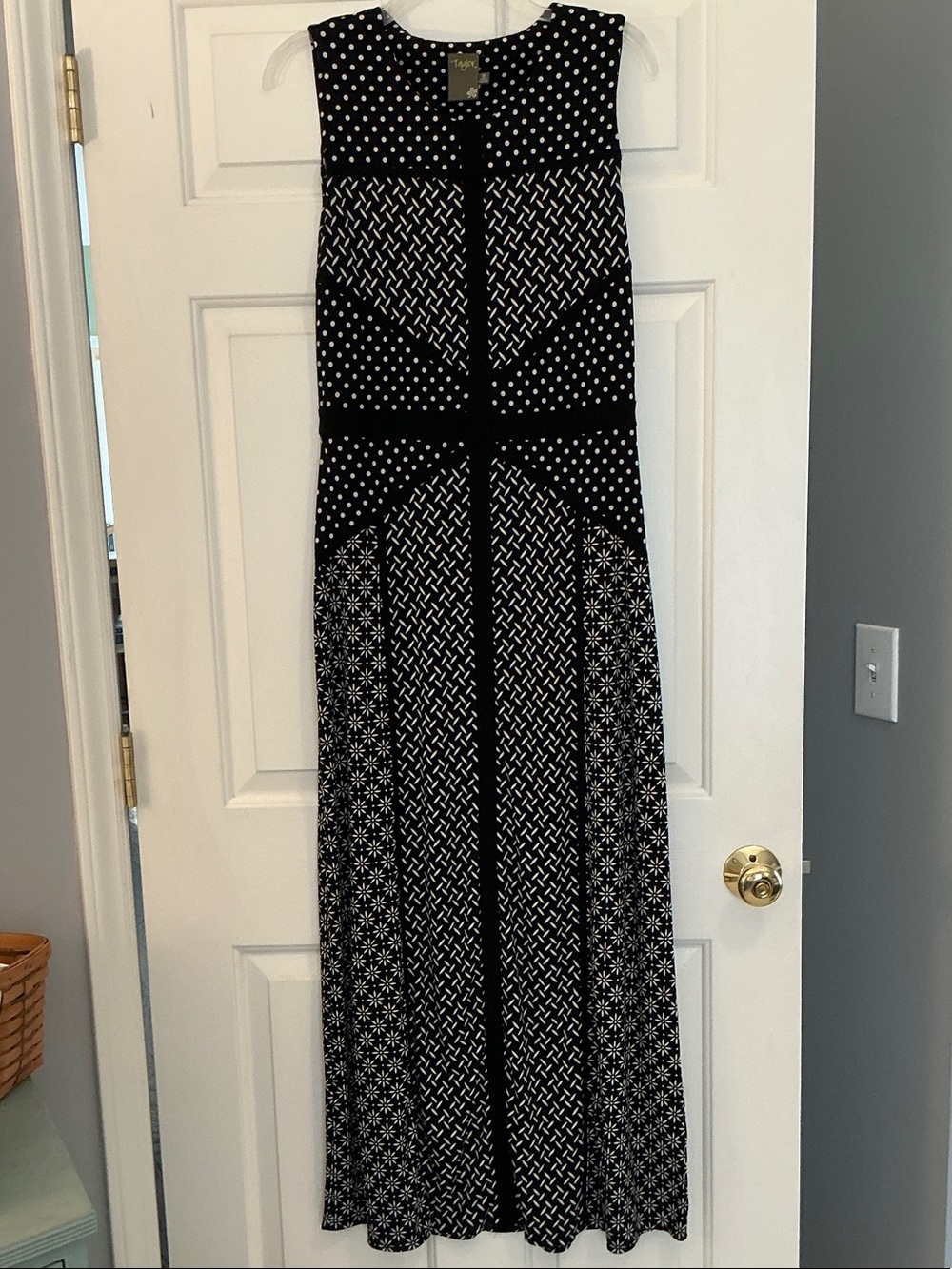 Taylor Black & White Patterned Sleeveless Maxi Dress size 10